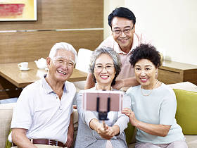 两个高级亚洲夫妇采取自拍照图片