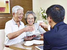 高级亚洲夫妇准备签合