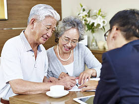 高级亚洲夫妇签订合同照片