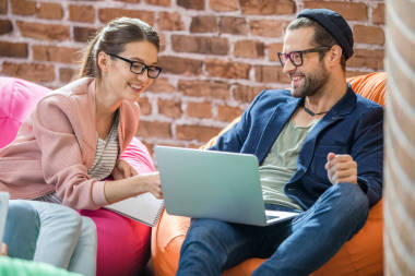 男人和女人使用的便携式计算机