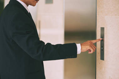 商人推按钮的电梯