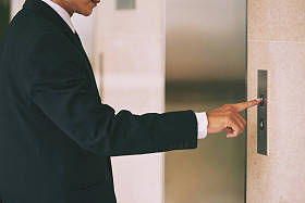 商人推按钮的电梯