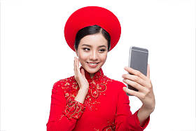 在传统民族服饰的亚洲女人图片