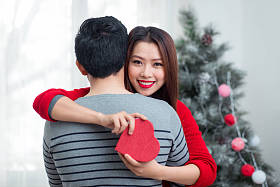 亚洲夫妇的心形盒子