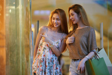 女人展示衣服给妹妹图片