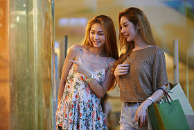 女人展示衣服给妹妹图片