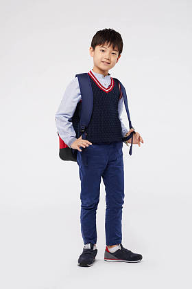 微笑在校服的男孩