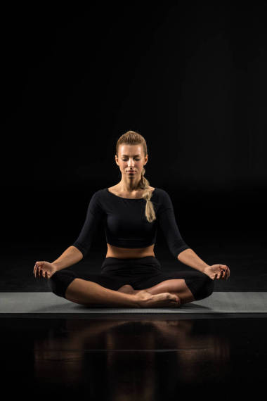 年轻女子坐在和冥想图片