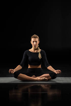 年轻女子坐在和冥想图片