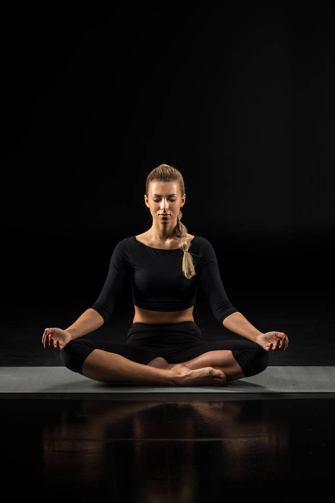 年轻女子坐在和冥想图片