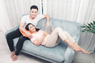 亚洲的年轻夫妇图片