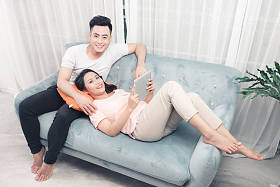 亚洲的年轻夫妇图片