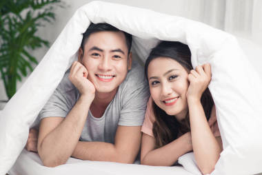 亞洲的年輕夫婦圖片