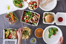 人们在吃外卖食