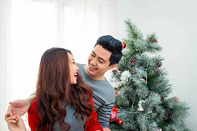 情侣站附近的圣诞树