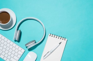 桌上的辦公用品圖片