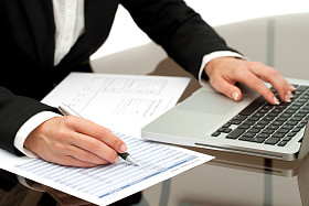 工作的业务女子的手的特写.图片