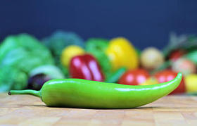 在砧板上青椒图片