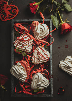 蛋白甜饼在心的形状图片