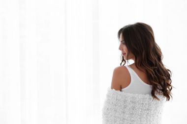 美麗的女人靠近窗口