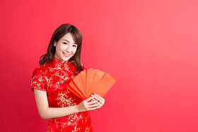 女人控股红色信封图片