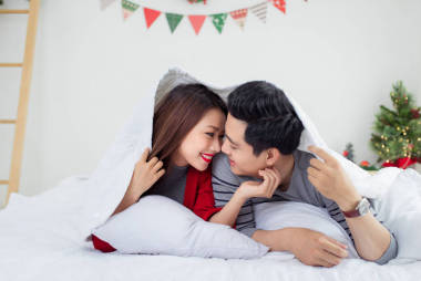 圣诞节对亚裔夫妇照片