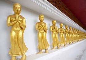 白墙上的佛陀弟子照片