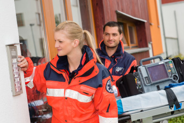 房子急診醫(yī)生訪問救護車的幫助