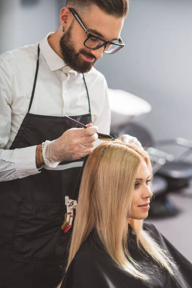 集中的设计师正在与客户端图片