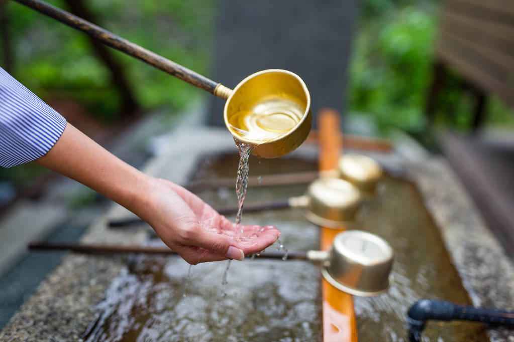 水的净化，在入口处的日本寺庙