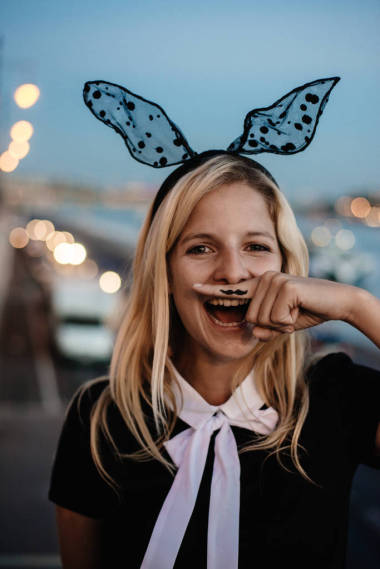 金發(fā)女人開心戶外圖片