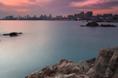 在黃昏的大型海濱城市圖片