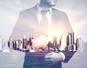 城市背景下的人照片