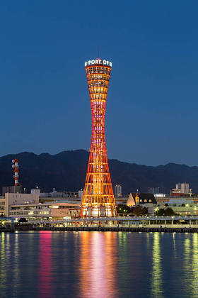 日本神户塔和城市景观， 照片