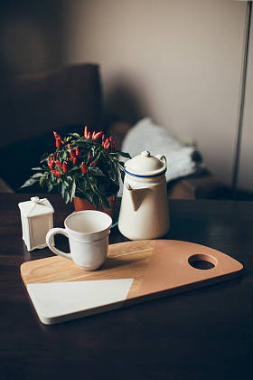茶壶和房间里的桌子上的杯子