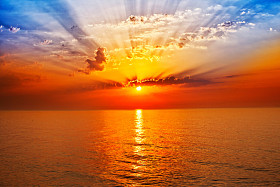 在海的日出图片