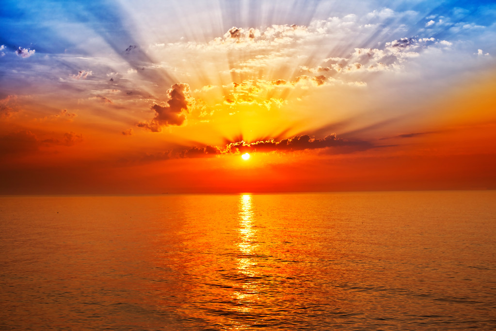 在海的日出图片