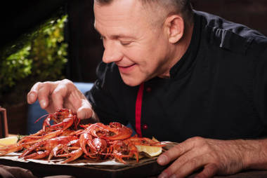 高興的人吃小龍蝦餐廳圖片