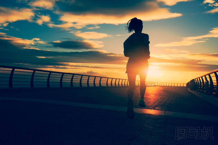 運(yùn)行在海邊的女人圖片