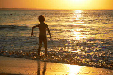 在海滩上玩的男孩