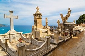 古老的公墓里芒