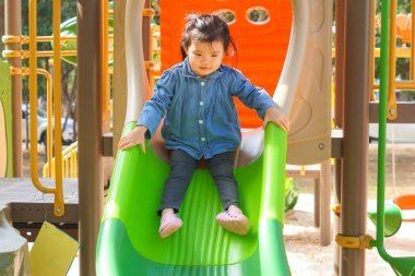 儿童幻灯片上玩的小孩