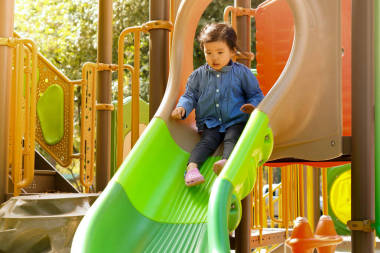 兒童幻燈片上玩的小孩圖片