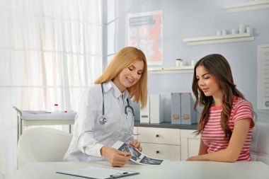 医生显示超声图像图片