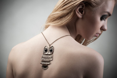 漂亮的女人和项链。珠宝首饰和美容