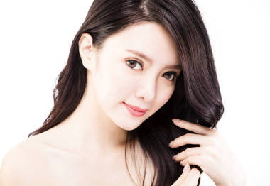 觸摸她健康的黑色頭發(fā)的年輕女人