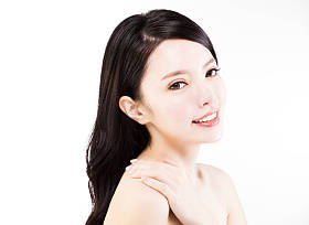 特写年轻女子脸上白色孤立