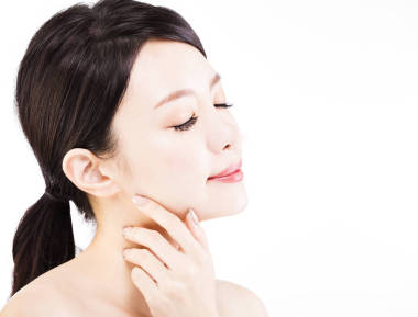 特写年轻女子脸上白色孤立