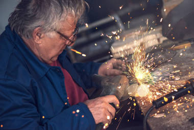 成熟男性工人磨削金属车间