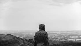 在山中的年轻人